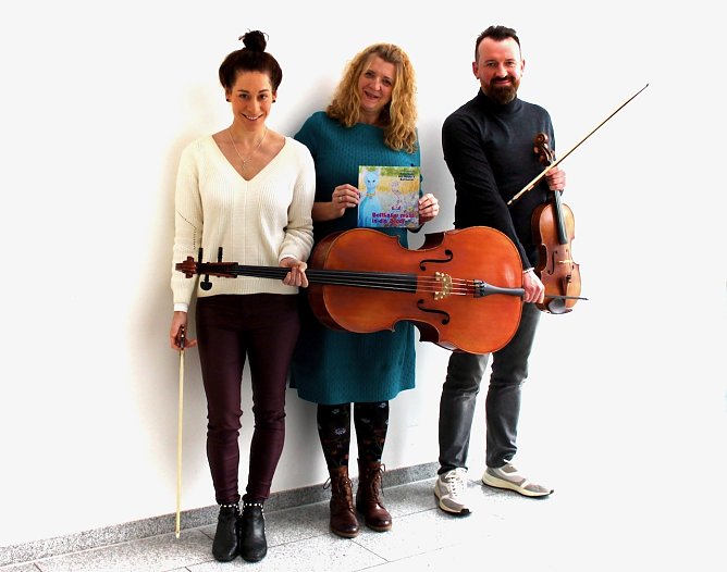 Melissa Hart, Eva Maria Wiegand undArtur Hubert freuen sich über ihre Veröffentlichung (Foto: oas) Melissa Hart, Eva Maria Wiegand undArtur Hubert freuen sich über ihre Veröffentlichung (Foto: oas)