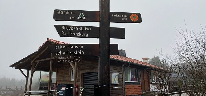 Bis zum Torfhaus ging die Fahrt, dann zu Fu&szlig; weiter. (Foto: nnz)