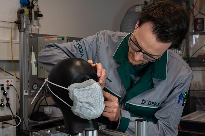 Coronamasken-Prüfung auf Atemwiderstand (Foto: DEKRA) Coronamasken-Prüfung auf Atemwiderstand (Foto: DEKRA)