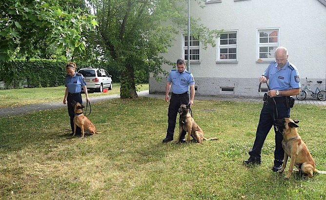 Hundeführer mit ihren Tieren vor der Polizeiwache (Foto: LPI NDH) Hundeführer mit ihren Tieren vor der Polizeiwache (Foto: LPI NDH)