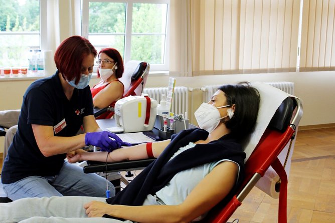 Mitarbeiterinnen bei der Blutspende (Foto: Helios Klinik Hettstedt, Dagmar Mansfeldt)