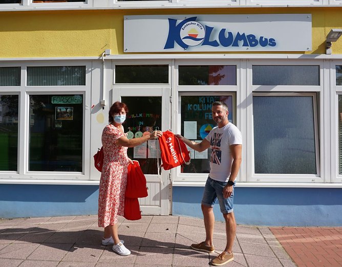 Übergabe (Foto: Helios Kliniken Mansfeld-Südharz GmbH, Antonia Bütof.) Übergabe (Foto: Helios Kliniken Mansfeld-Südharz GmbH, Antonia Bütof.)