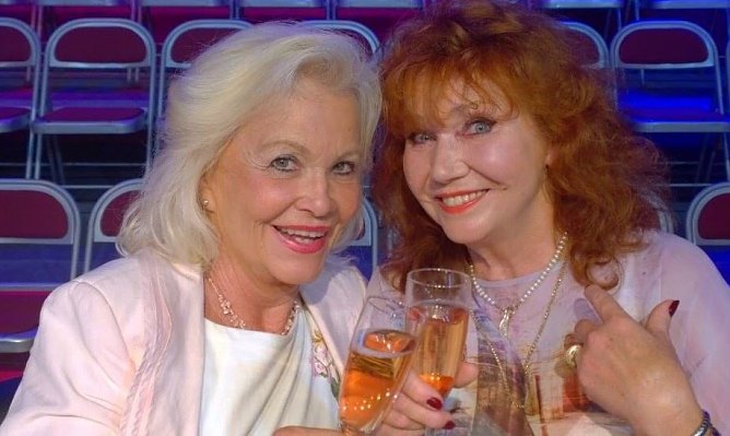 Dorit G&auml;bler und Regina Thoss schwelgen in Erinnerungen (Foto: Agentur)