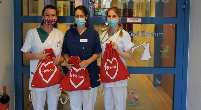 Dr. med. Alexandra Voigt, Chef&auml;rztin f&uuml;r Kinderheilkunde und Jugendmedizin, zusammen mit Kirsten Schmidt, Gesundheits- und Krankenpflegerin und der derzeitigen Praktikantin Lina Bornkessel (Foto: Helios Klinik Mansfeld-S&uuml;dharz )