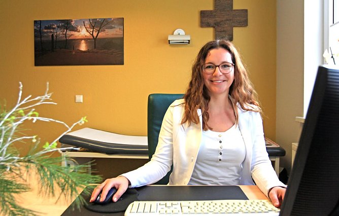 Alexandra Toth in ihrer Praxis in Niedersachswerfen (Foto: Harztor-Praxis) Alexandra Toth in ihrer Praxis in Niedersachswerfen (Foto: Harztor-Praxis)