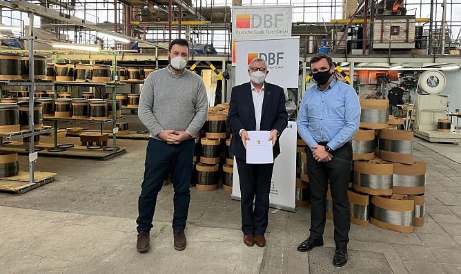 F&ouml;rderbescheid-&Uuml;bergabe durch Wirtschaftsstaatssekret&auml;r Dr. J&uuml;rgen Ude an die Deutsche Deutsche Basalt Faser GmbH (Foto: Deutsche Basalt Faser GmbH)
