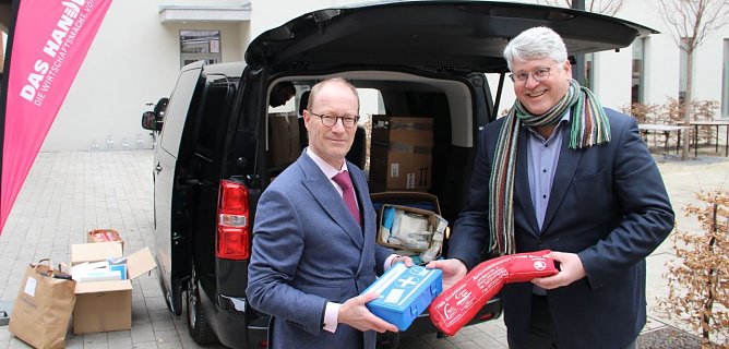 Thomas Malcherek (rechts) &uuml;bergibt die Verbandsk&auml;sten an Andreas Spie&szlig;.  (Foto: HWK Erfurt)