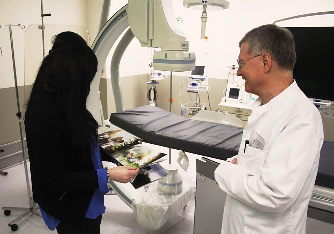 Carolin R. dankt dem Kardiologie-Team des Herzkatheterlabors und zeigt Fotos ihrer Hochzeit   (Foto: Helios Kliniken Mansfeld-S&uuml;dharz GmbH, Elisa Engert  )