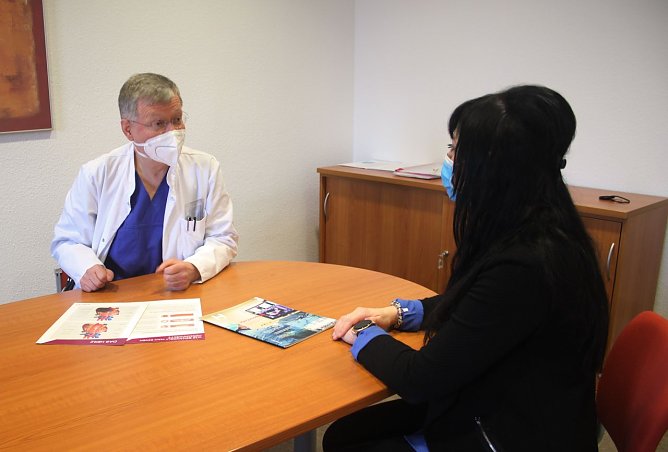  Carolin R. im Gespr&auml;ch mit ihrem behandelnden Arzt Andreas Porsche, Leitender Oberarzt der Kardiologie an der Helios Klinik Lutherstadt Eisleben (Foto: Helios Kliniken Mansfeld-S&uuml;dharz,  Elisa Engert )