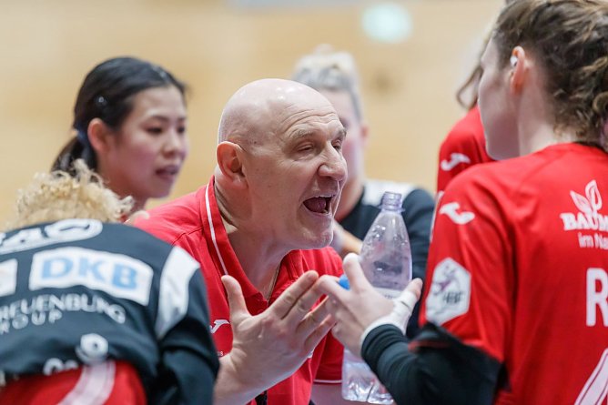 Ein hartes St&uuml;ck Arbeit - auch f&uuml;r Trainer Herbert M&uuml;ller (Foto: Th&uuml;ringer HC/Steffen Pr&ouml;&szlig;dorf/StePro)