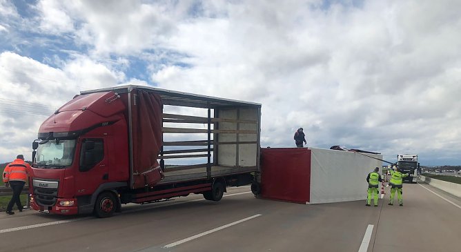 H&auml;nger kippt auf der Autobahn um (Foto: API )