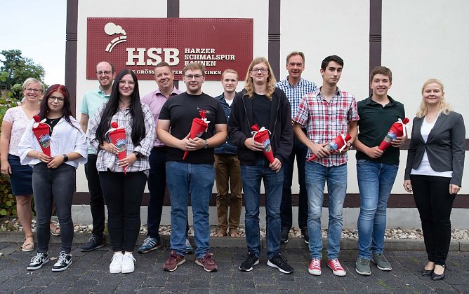 Berufsstart f&uuml;r die sechs neuen Auszubildenden der HSB (vordere Reihe) nach der offiziellen Begr&uuml;&szlig;ung am ersten Ausbildungstag durch Gesch&auml;ftsf&uuml;hrung sowie Ausbilderinnen und Ausbilder (hintere Reihe) (Foto: HSB)