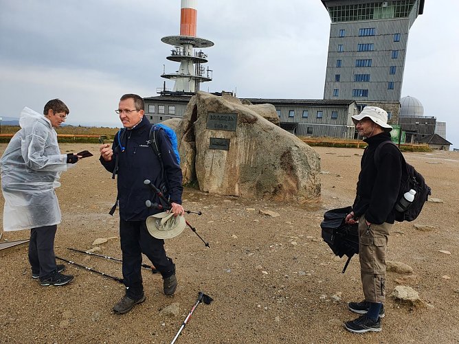Wer den Brockengipfel f&uuml;r sich allein haben will, der wandere bei str&ouml;mendem Regen hinauf und sei sp&auml;testens 8 Uhr oben. Das erste Drittel der Harzquerung von West nach Ost ist nach 46 Kilometern auf dem h&ouml;chsten Harzgipfel geschafft; V.l.n.r. Antje Otte-Hartig, Lutz Hollerbuhl, Dr. Christian Richter.  (Foto: B. Schwarzberg)
