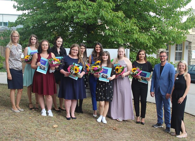 Die Absolventinnen der Ausbildung zum/zur Gesundheits-und Krankenpfleger:in 2022 (Foto: Helios Kliniken Mansfeld-S&uuml;dharz GmbH | Antonia B&uuml;tof)
