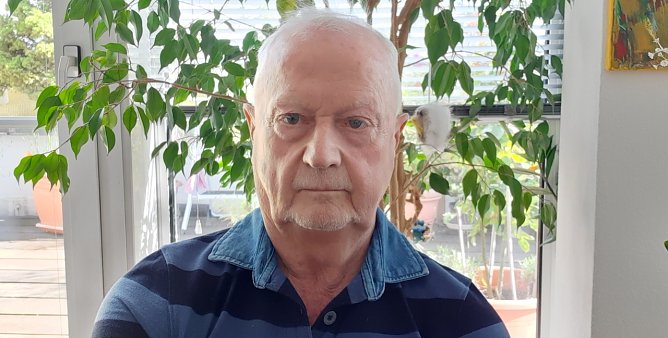 Der Lehrer Lutz Trenker heute in seiner Wohnung (Foto: L.Trenkner)