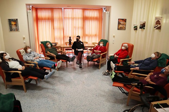 Unter fachlicher Anleitung der Psychologin Katharina K&uuml;hn&ouml;hl (Mitte) &uuml;ben sich die Patient:innen in Progressiver Muskelentspannung (PMR) (Foto: Tourist-Information S&uuml;dharz )