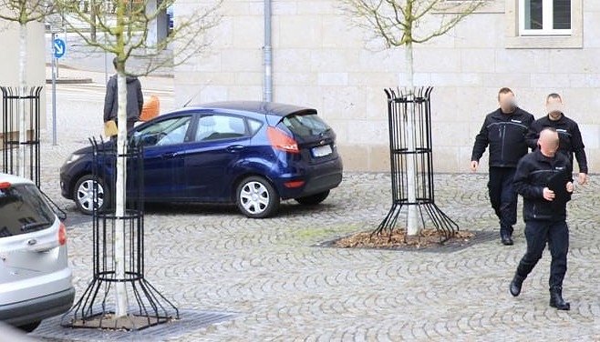 Kai Buchmann (links mit Umschlag in der Hand) verl&auml;sst das Rathaus. Die Beamten des Ordnungsamtes (rechts) haben ihn eskortiert. (Foto: S.Dietzel)