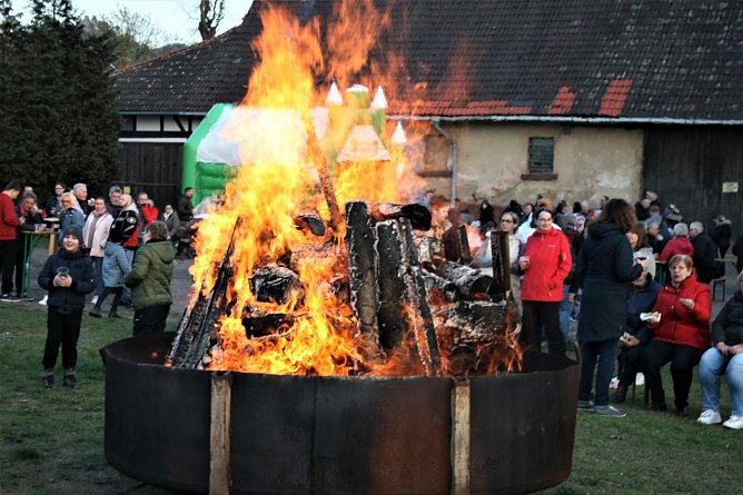Osterfeuer (Foto: U. Reinboth ) Osterfeuer (Foto: U. Reinboth )