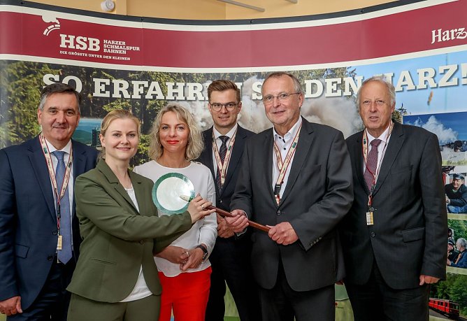 Jubil&auml;um und Wechsel an der Unternehmensspitze v.l.: Thomas Balcerowski Aufsichtsratsvorsitzender und Landrat des Landkreises Harz; die neue Gesch&auml;ftsf&uuml;hrerin Katrin M&uuml;ller; Ministerin Susanna Karawanskij; Staatssekret&auml;r Sven Haller; der scheidende Chef Matthias Wagener und der Ehrenvorsitzende Dr. Michael Ermrich  (Foto: HSB/ Viktoria K&uuml;hne)