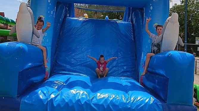 H&uuml;pfburgen-Spa&szlig;-Park  (Foto: Joachim und Inge Frank)