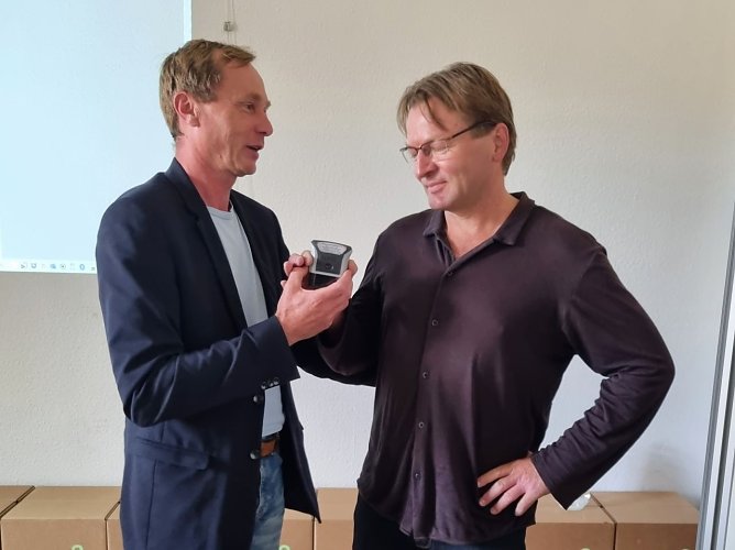 Sven Vogler (links im Bild) &uuml;bergibt das Amt der Vorstandsvorsitzenden von Erlebniswelt Museen an Dr. Steffen Schmidt (Foto: Foto: S. Meinel, Erlebniswelt Museen e. V.)