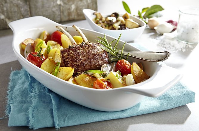 Ofenkartoffeln mit Lammr&uuml;cken und Pilzen: Lecker und vitaminreich durch die kalte Jahreszeit (Foto: die-kartoffel.de/ LV R-W/ J&ouml;rn Sunderbrink)