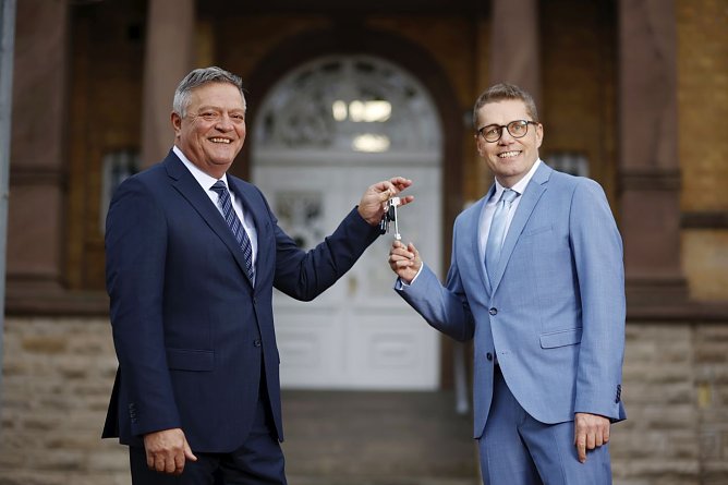 Frank Lehmann (li.) und Bj&ouml;rn Bosse bei der Staffelstab&uuml;bergabe vor der IHK-Gesch&auml;ftsstelle des Landkreises Mansfeld-S&uuml;dharz in Sangerhausen (Foto: Uwe Koehn)
