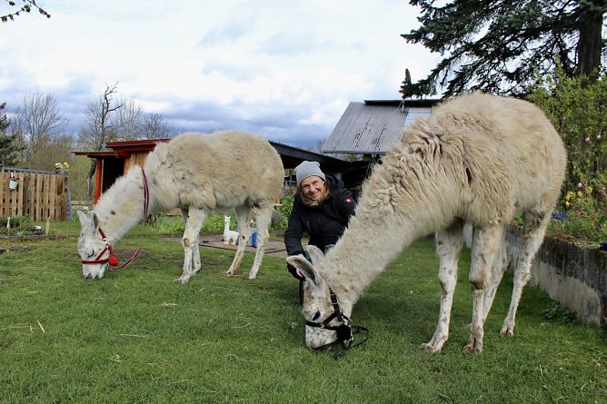 Alina Kroll mit ihren Lamas Moritz und Max (Foto: Eva Maria Wiegand) Alina Kroll mit ihren Lamas Moritz und Max (Foto: Eva Maria Wiegand)