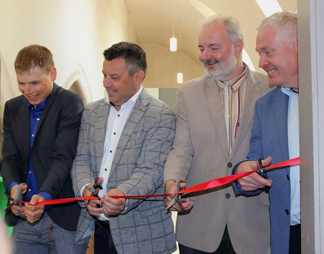 Er&ouml;ffnung Wanderausstellung, von links nach rechts: Daniel Bierbaum SEG, Landrat Andr&eacute; Schr&ouml;der, Pfarrer J&ouml;rg Thoms und Oberb&uuml;rgermeister Gemeinde S&uuml;dharz Peter Kohl (Foto: Standortentwicklungsgesellschaft Mansfeld-S&uuml;dharz mbH)
