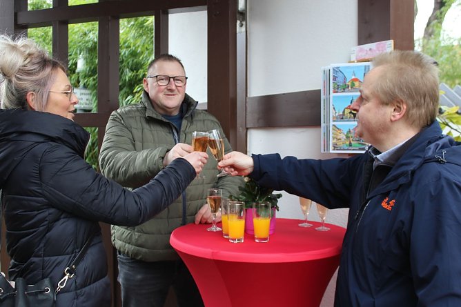 "Kanpai" oder auch "Prost" auf eine neue Gartensaison: Julia Ehrlich, Andr&eacute; Bohn und Andreas Reimann sto&szlig;en darauf an (Foto: E.Wiegand)