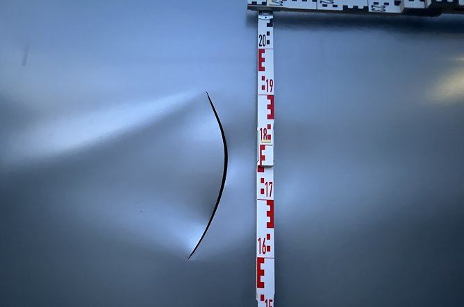 Aufgeschlitzte Planen auf Th&uuml;ringer Autobahnen (Foto: Autobahnpolizei)