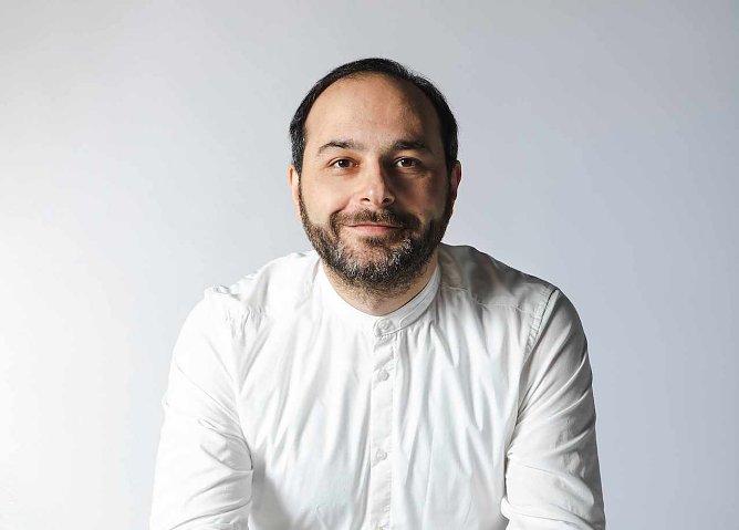 Der Dirigent Kiril Stankow (Foto: Huizi Yaolow) Der Dirigent Kiril Stankow (Foto: Huizi Yaolow)