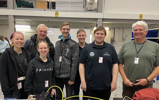 Nordh&auml;user Studierende und ihre Professoren mit einem entwickelten Elektroniksystem f&uuml;r ein Experiment am Stratosph&auml;renballon (Foto: HSN)