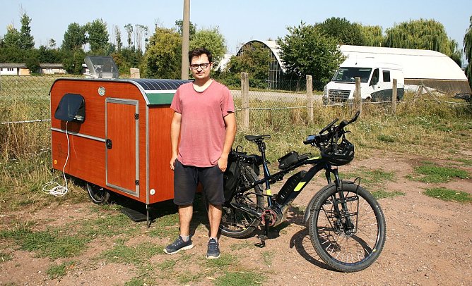 Unterwegs mit dem Fahrrad-Wohnwagen (Foto: Ulrich Reinboth) Unterwegs mit dem Fahrrad-Wohnwagen (Foto: Ulrich Reinboth)