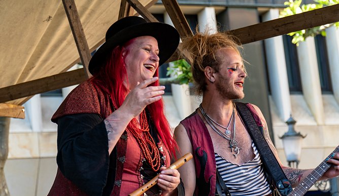 Das Duo ConFilius wartet auf erwartungsfrohe und staunende Festbesucher (Foto: Ralf Baumann)