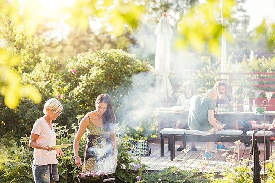 Grillparty im Garten (Foto: ERGO)