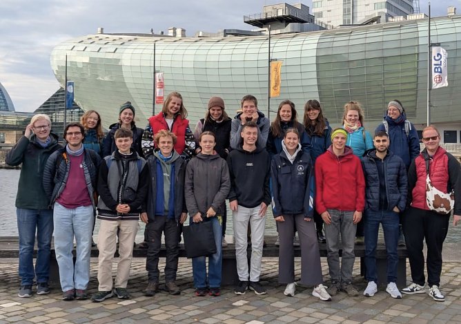 Die Teilnehmenden vor dem Klimahaus in Bremerhaven (Foto: Rachel O�Shea) (Foto: Biosph&auml;renreservat Karstlandschaft )