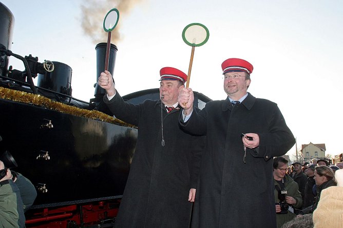 Heute vor zwanzig Jahren: Sachsen-Anhalts damaliger Verkehrsminister Dr. Karl-Heinz Daehre (links) und HSB-Gesch&auml;ftsf&uuml;hrer Matthias Wagener geben den symbolischen Abfahrauftrag f&uuml;r den Premierenzug nach Quedlinburg. (Foto: Matthias Bein)