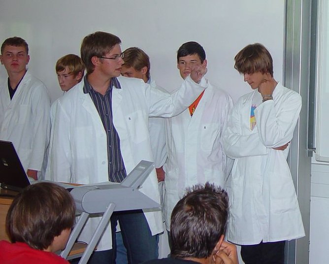 Interessierte Schüler (Foto: A. Schelenhaus) Interessierte Schüler (Foto: A. Schelenhaus)