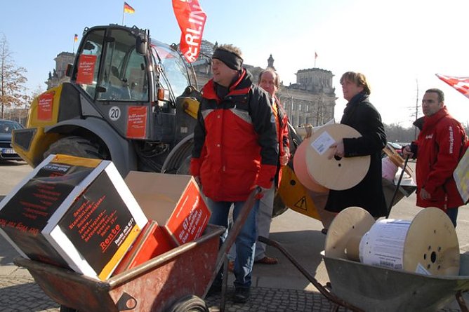 Unterschriften &uuml;bergeben (Foto: IG Bau)