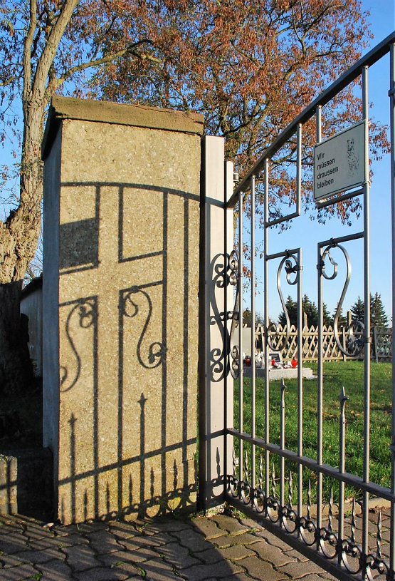 Bild: Der Eingang zum Friedhof in Greifenhagen bei Hettstedt. Im sp&auml;ten Nachmittagslicht des Herbstes wirft das Tor einen besonderen Schatten auf den Pfeiler