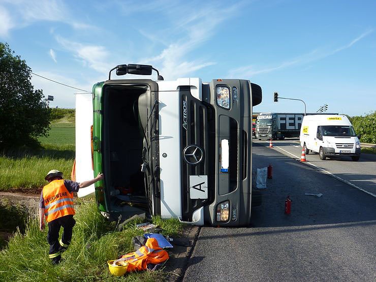 Umgekippter Lkw blockierte B4