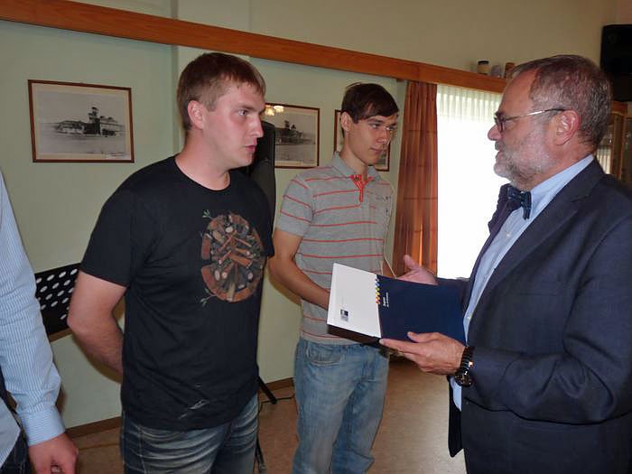 Zeugnisse &uuml;bergeben