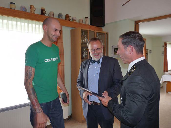 Zeugnisse &uuml;bergeben