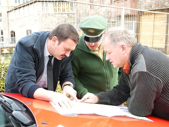 Berufsfeuerwehr, Sprengmeister und Polizei legen Radius zur Evakuierung fest