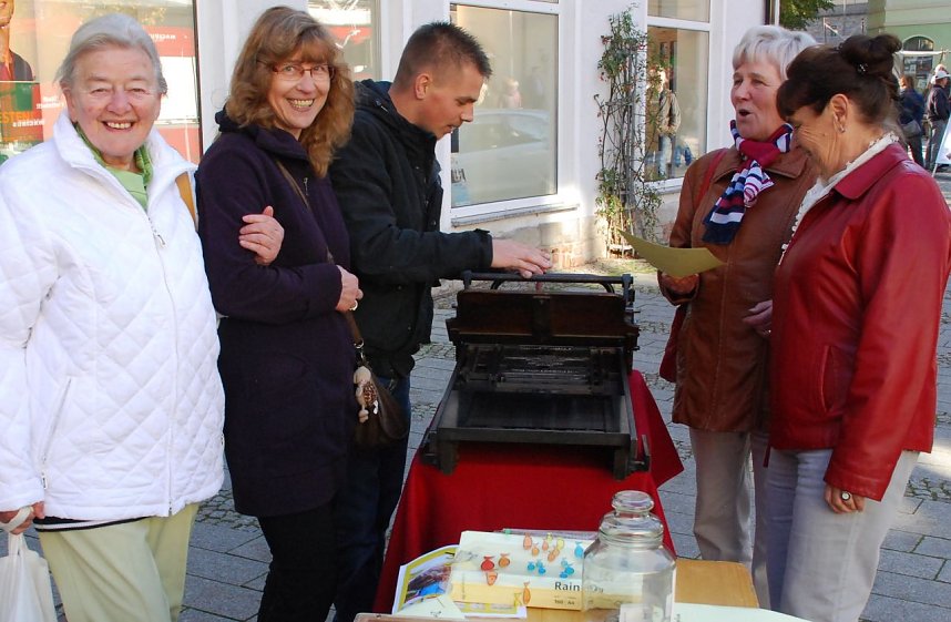 2. An der Abzugspresse der historischen Druckerei. Links im Bild: Die Buchautorin Friedel Hohnbaum-Hornschuch, die zu DDR-Zeiten unter anderem erfolgreich an der Rundfunkserie Neumann � zwei Mal klingeln mitgeschrieben hat.