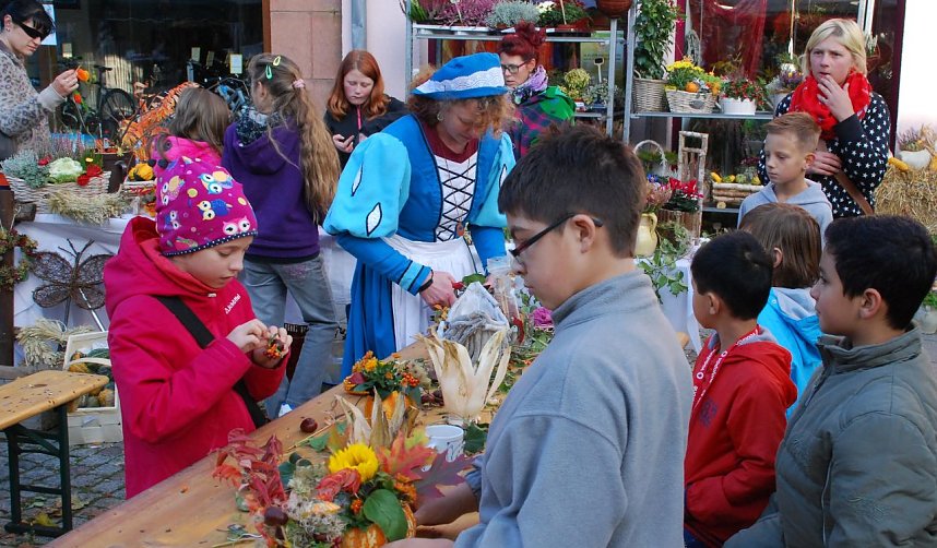 3. Das Blumenbinden wollten Jungen wie M&auml;dchen gleicherma&szlig;en lernen. Floristin Ina Jaeckel brachte es ihnen mit viel Geduld bei.