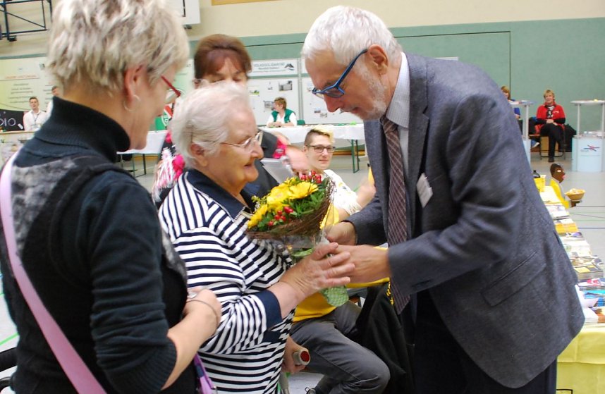 Hans-Georg Schmitt ehrt die 88-j&auml;hrige Marianne Christians f&uuml;r ihr treues Wirken im Kreisseniorenrat Mansfeld-S&uuml;dharz. Die Aselebenerin ist bereits seit der Vorbereitung des ersten Seniorenforums im Jahr 2007 eine aktive Helferin. 