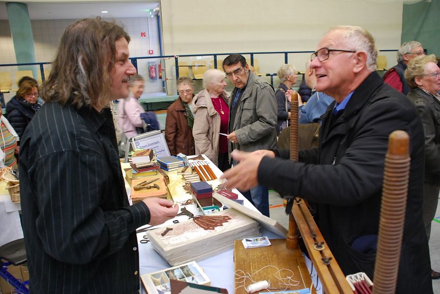 Jens K&ouml;nig (links) von der Buchbinderei der Mitteldeutschen Werkst&auml;tten gGmbH in Eisleben ber&auml;t einen seiner Stammkunden, der insbesondere die qualit&auml;tsvolle Handarbeit der Mitarbeiterinnen und Mitarbeiter der Werkstatt sch&auml;tzt.