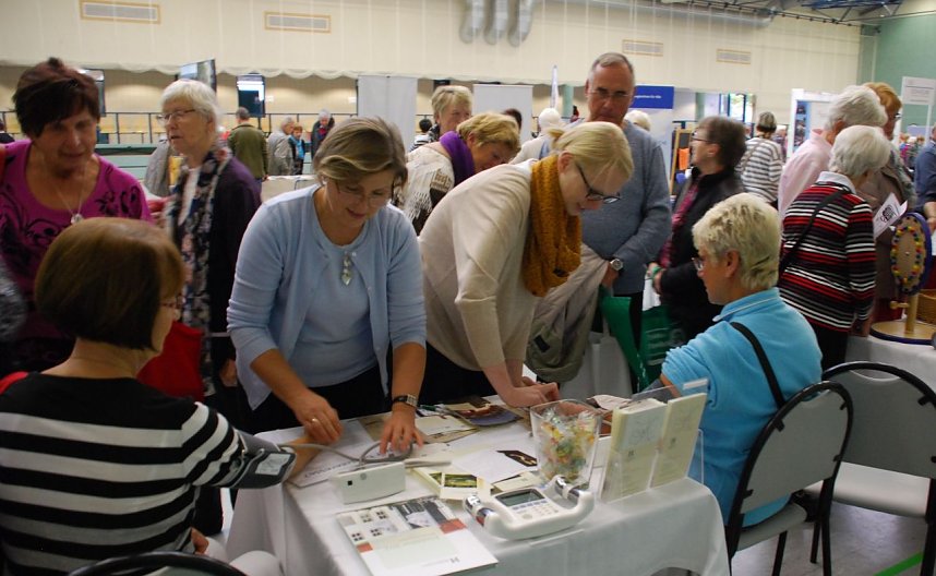 Bluthochdruck kann zu Herzinfarkt oder Schlaganfall f&uuml;hren. Regelm&auml;&szlig;ige Kontrolle ist deshalb ratsam. Mancher Besucher nutzte die Helios-Kompetenz vor Ort und lie&szlig; sich von Gabriele Lakomy (links) und Mirja Horn den Blutdruck messen.